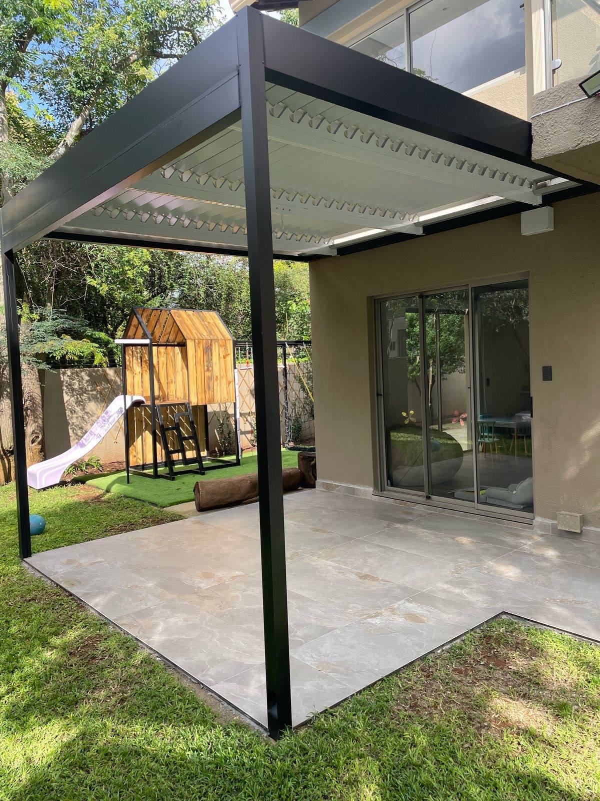 Family Patio Louvre — Abbotsford