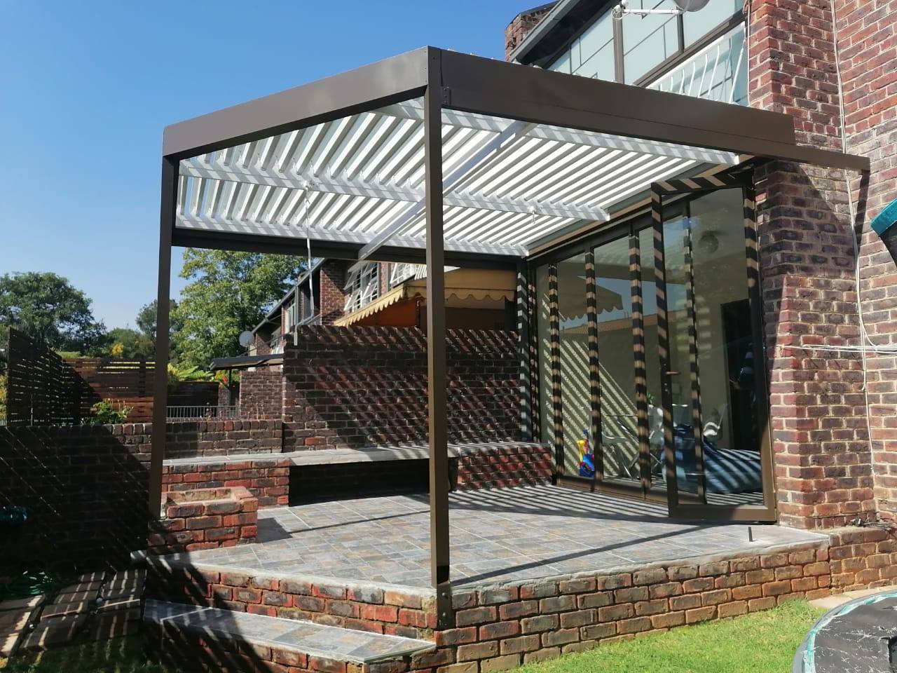 Bronze Louvre on a Raised Terrace — Constantia Kloof