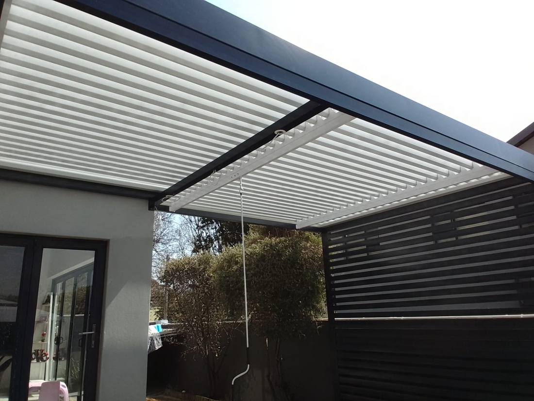 Aluminium slat screening closing the exposed end of the Midrand patio