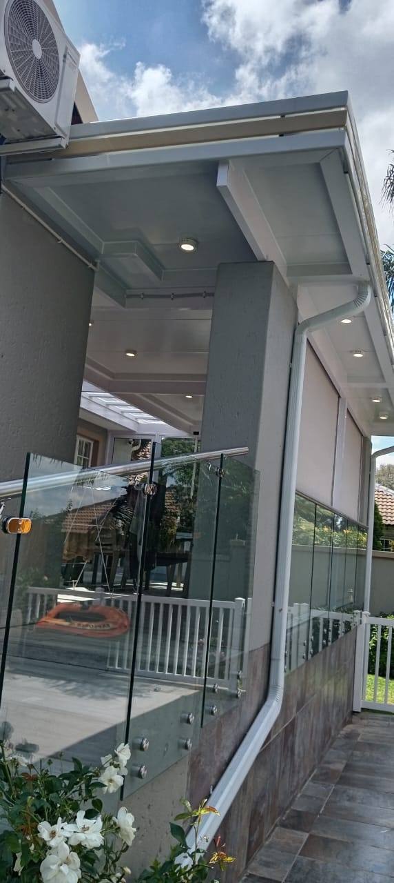 Roll-down blinds on the open side of the Radiokop patio