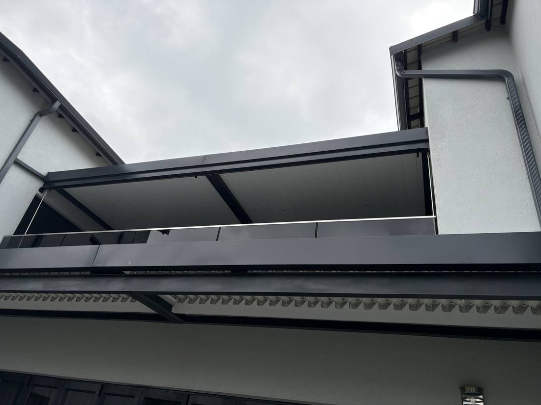 Detail of the upper structure and glass balustrade
