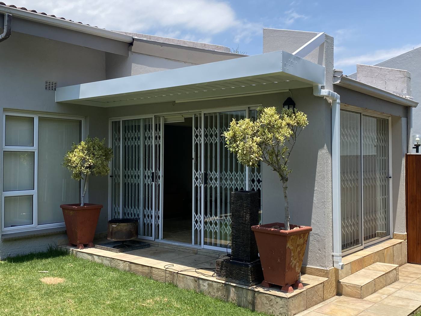 White Fixed IBR over Two Sets of Sliding Doors