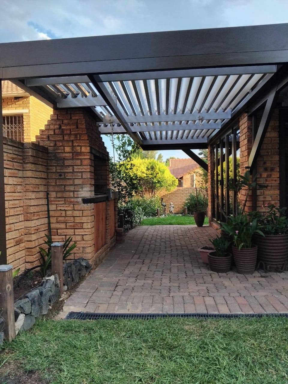 Bronze blade line above the paved side courtyard in Wilgeheuwel