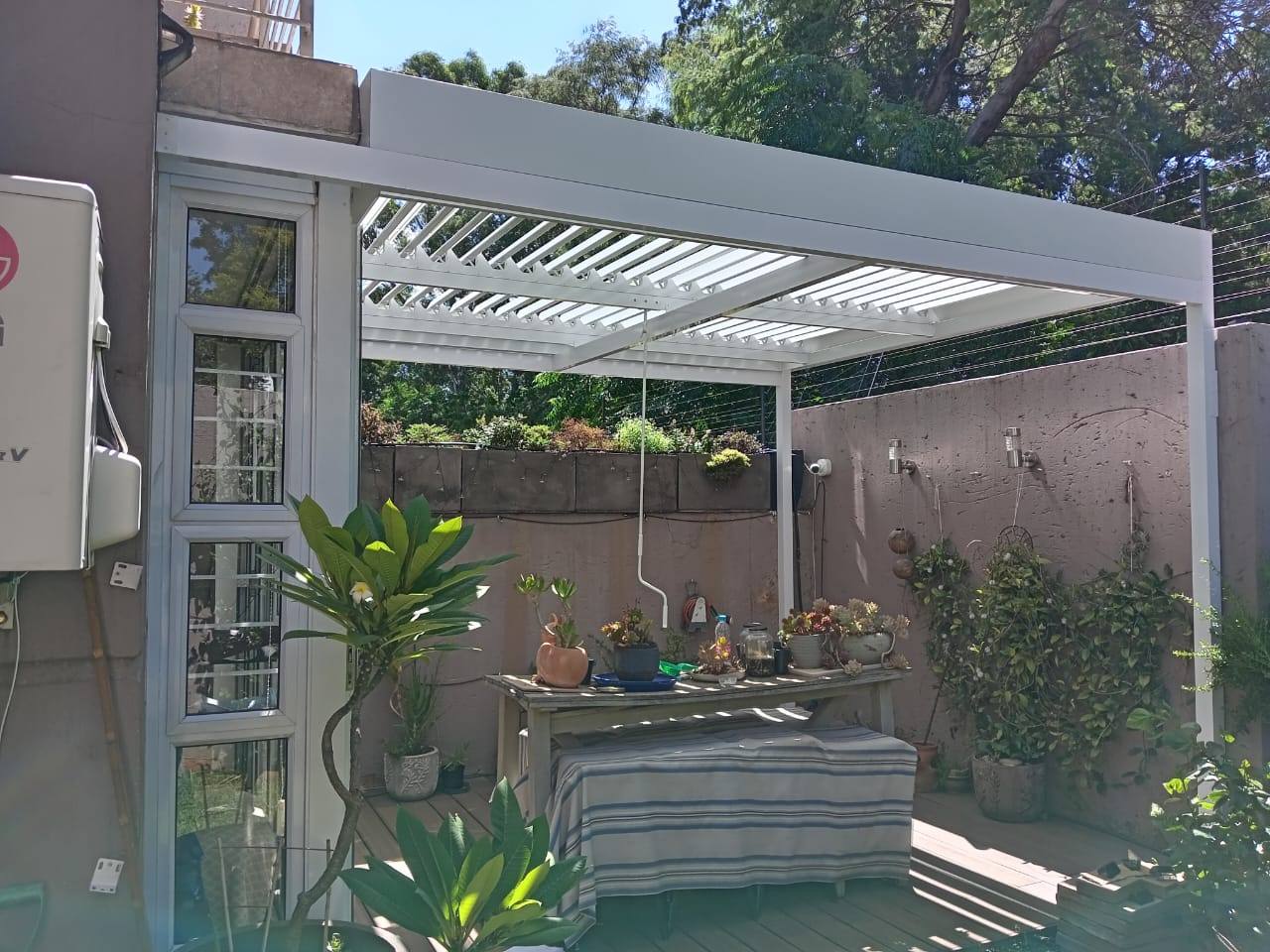 White Louvre over a Walled Courtyard — Woodmead