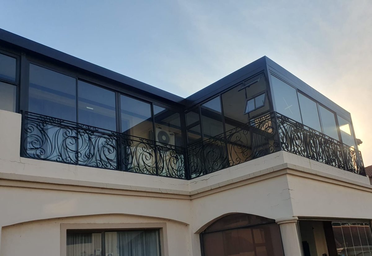 Fixed panel glass partition